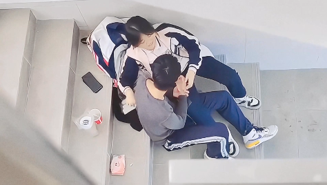 Móc lồn em ny nơi cầu thang - sex clip